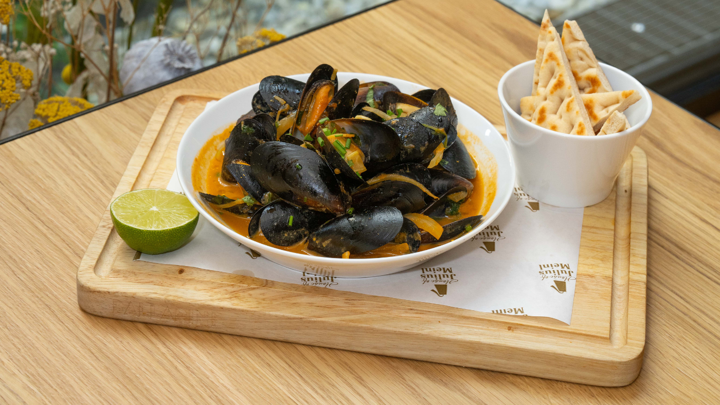 Slightly spicy mussels Indian Style