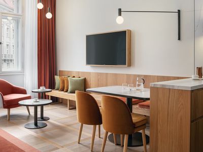  Dining and seating area