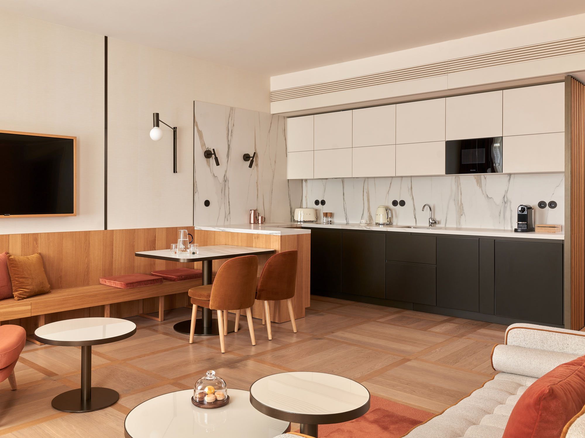 Küche in Deluxe-Suite mit Badewanne 
